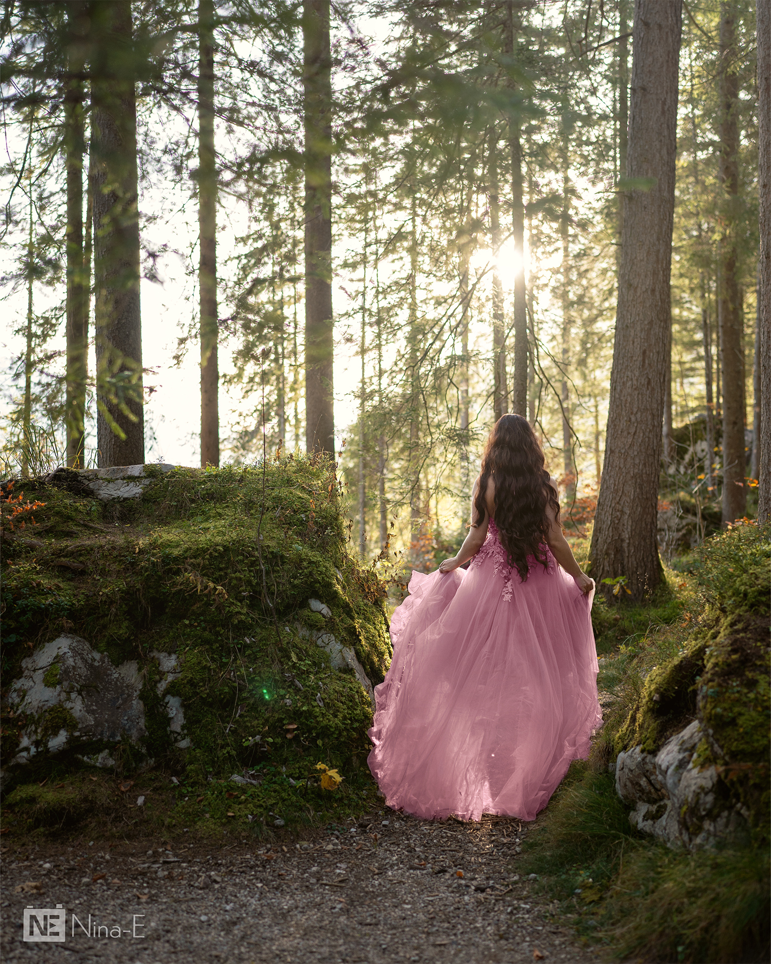 Frau in rosa Kleid im Wald